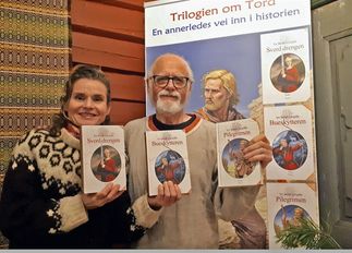 Fra lanseringen av Pilegrimen på Århus Gård 17. november. Her t.v. konsulent Marte Østmoe sammen med forfatter Tor Bertel Løvgren.